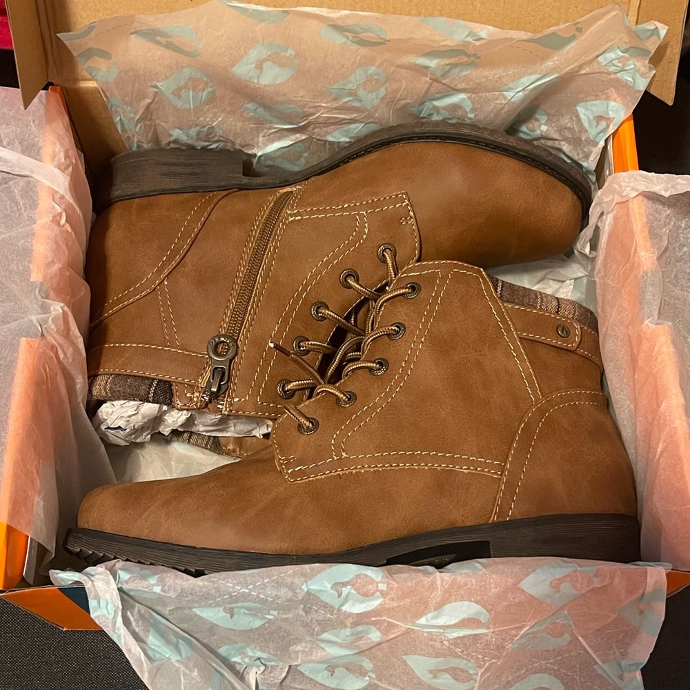 Woman’s Sporto Ankle Boots
